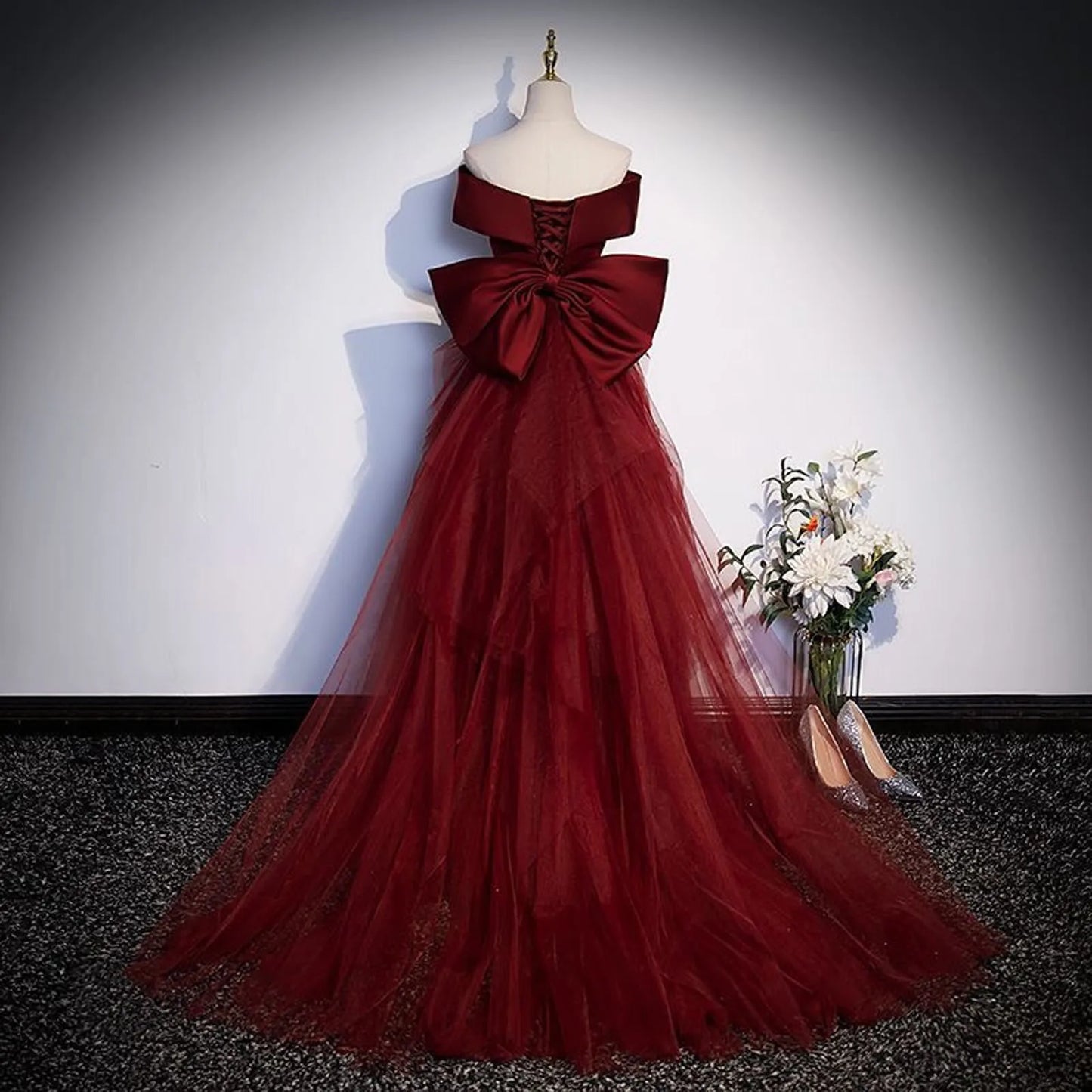 Structured Sweetheart Neckline Gothic Evening Gown with Flowing Skirt