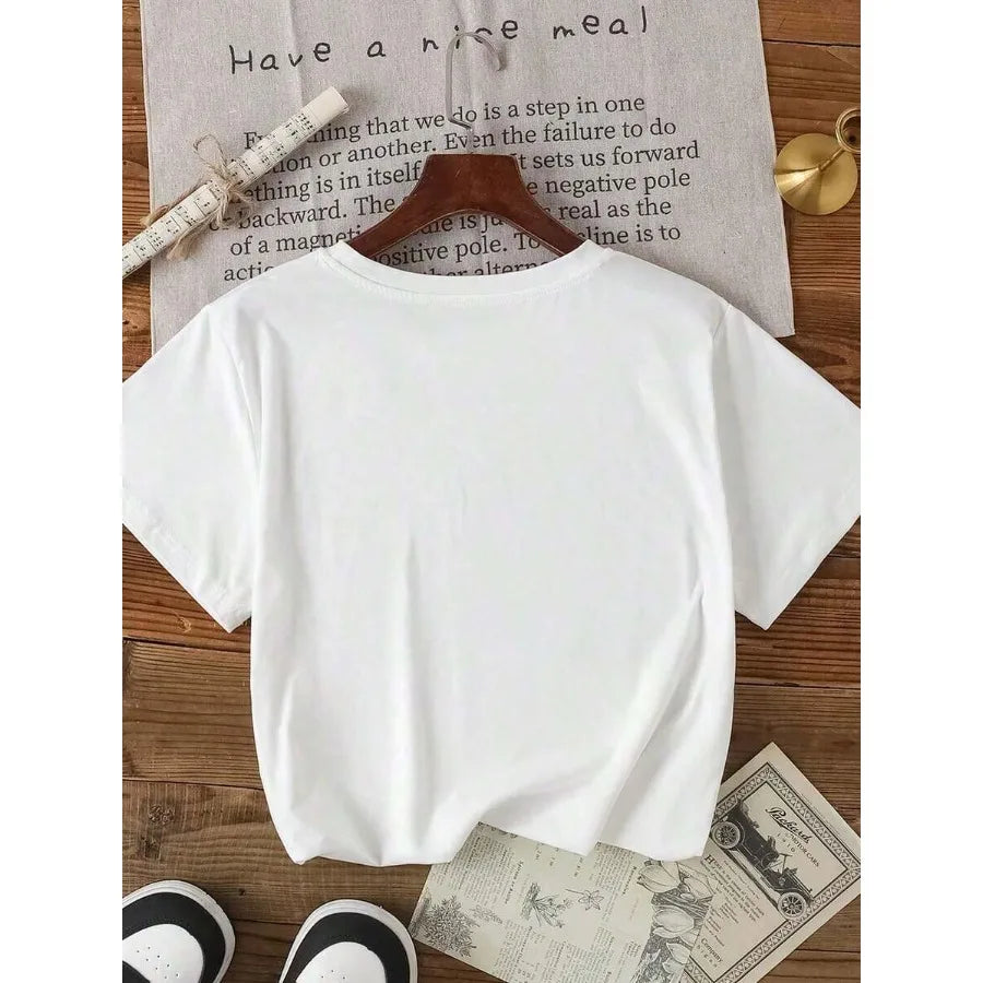 Minimal Graphic Crop Tee with Relaxed Fit and Casual Everyday Styling