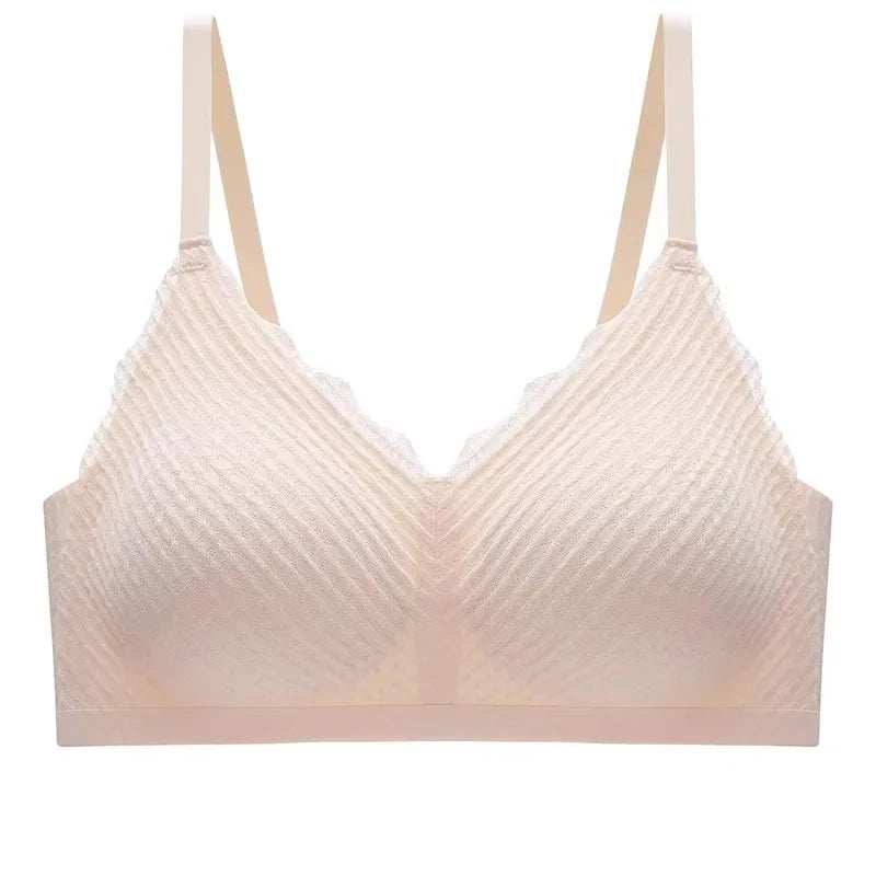 Textured Lilac Seamless Bra with Scalloped V-Neckline and Adjustable Straps