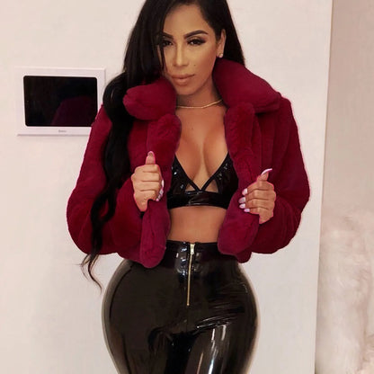 Cropped Faux Fur Jacket with Plush Texture Contemporary Fashion Outerwear